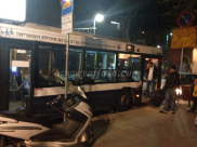 بالصور: إلقاء بيض وحجارة على حافلة مليئة بالركاب وسط مدينة يافا 